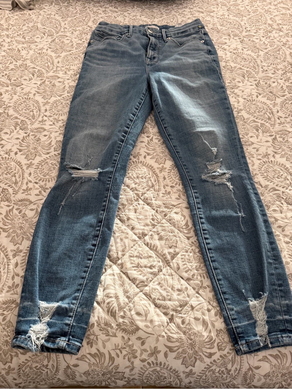 Good American Distressed Skinny Jeans in Blue Wash